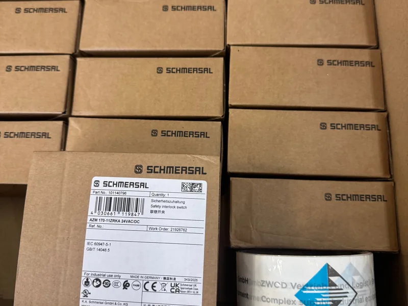 Originalverpackte Schmersal-Kartons mit ZWOD-Klebeband im Lager Berlin